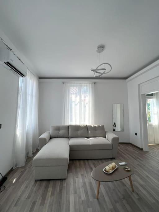 Bougainvillea Apartments 2 นาฟปลิโอ ภายนอก รูปภาพ
